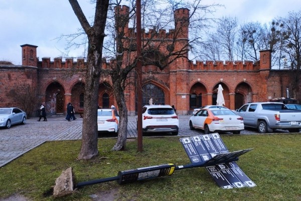 Столбы, деревья, указатели: последствия шторма в Калининграде (фото) Столбы, деревья, указатели: последствия шторма в Калининграде (фото)