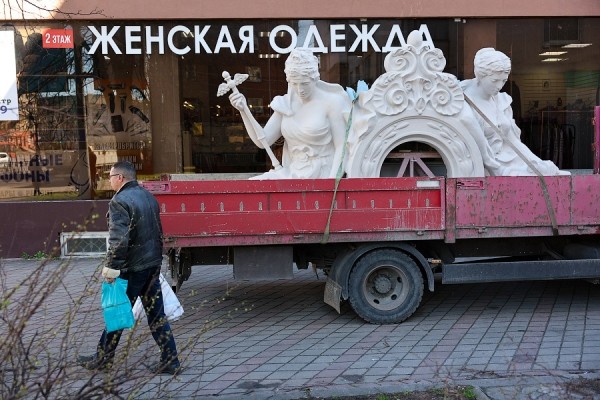 Улучшенная копия: акротерий &laquo;Движение и время&raquo; вернулся на историческое место (фото)