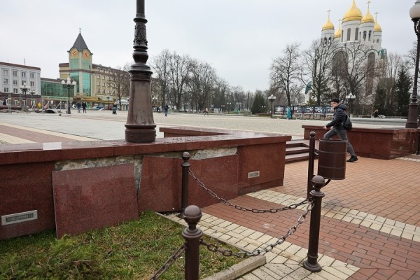 Дотянули до последнего: как выглядит площадь Победы после зимы (фото) Дотянули до последнего: как выглядит площадь Победы после зимы (фото)
