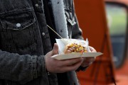 «Еда, флажки и мастер-классы»: на острове Канта открылась ярмарка со стритфудом и музыкой (фото)
«Еда, флажки и мастер-классы»: на острове Канта открылась ярмарка со стритфудом и музыкой (фото)