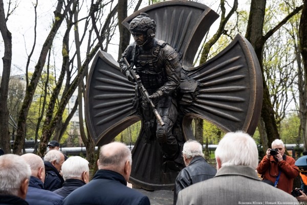 У здания областного правительства открыли памятник ФСБ (фото) У здания областного правительства открыли памятник ФСБ (фото)