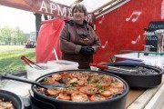 «Еда, флажки и мастер-классы»: на острове Канта открылась ярмарка со стритфудом и музыкой (фото)
«Еда, флажки и мастер-классы»: на острове Канта открылась ярмарка со стритфудом и музыкой (фото)