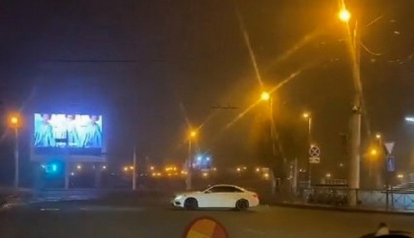 Водитель сверхэлитного &laquo;Мерседеса&raquo; поиздевался дрифтом в центре Калининграда