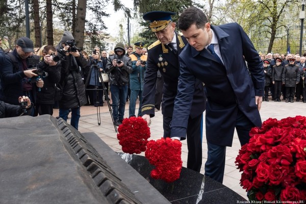 У здания областного правительства открыли памятник ФСБ (фото) У здания областного правительства открыли памятник ФСБ (фото)