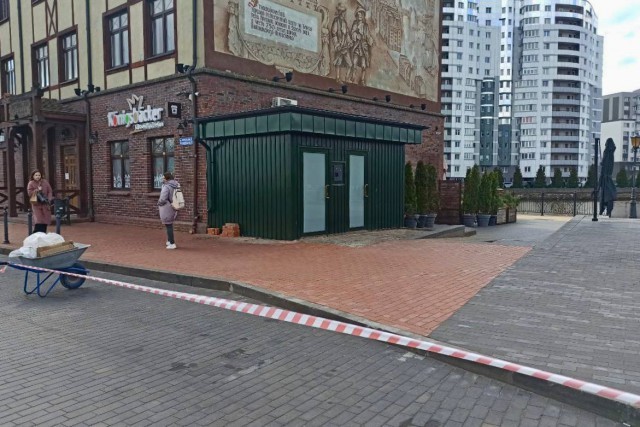 В Калининграде начали сносить «скворечник» с санузлом у Рыбной деревни
В Калининграде начали сносить «скворечник» с санузлом у Рыбной деревни