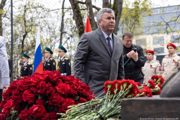 У здания областного правительства открыли памятник ФСБ (фото) У здания областного правительства открыли памятник ФСБ (фото)