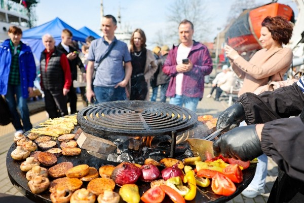 Селедка под сакурой: как прошел самый известный в России калининградский праздник (фото) Селедка под сакурой: как прошел самый известный в России калининградский праздник (фото)