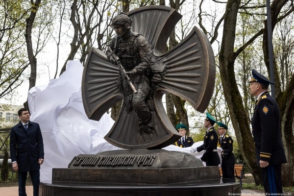 У здания областного правительства открыли памятник ФСБ (фото) У здания областного правительства открыли памятник ФСБ (фото)