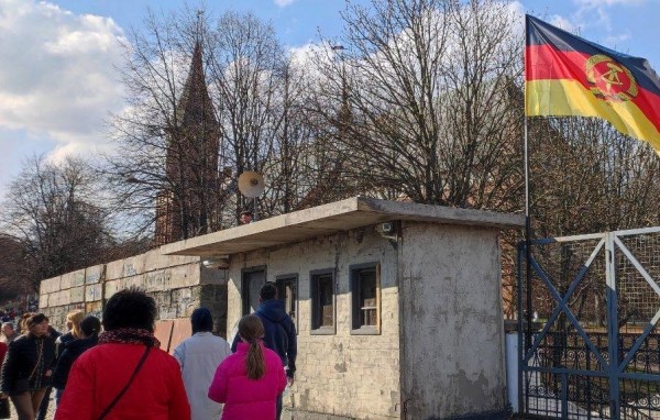 В центре Калининграда построили отрезок берлинской стены