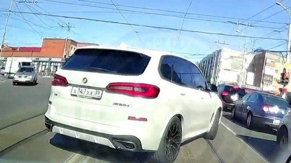 В Калининграде сняли на видео наглую езду БМВ Х5 В Калининграде сняли на видео наглую езду БМВ Х5