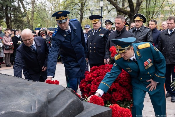 У здания областного правительства открыли памятник ФСБ (фото) У здания областного правительства открыли памятник ФСБ (фото)
