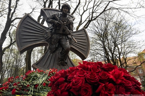 У здания областного правительства открыли памятник ФСБ (фото) У здания областного правительства открыли памятник ФСБ (фото)