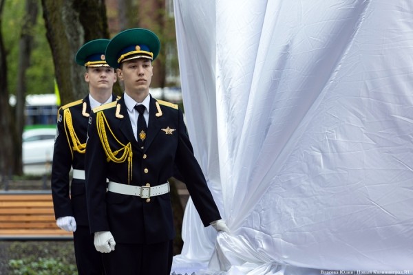 У здания областного правительства открыли памятник ФСБ (фото) У здания областного правительства открыли памятник ФСБ (фото)
