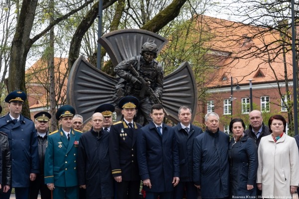 У здания областного правительства открыли памятник ФСБ (фото) У здания областного правительства открыли памятник ФСБ (фото)