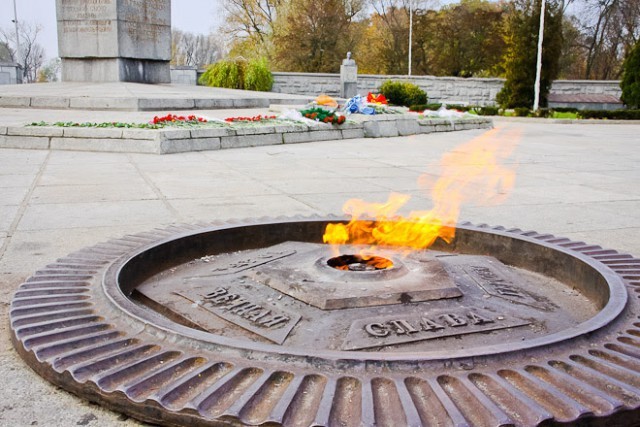 
						В Калининграде 9 апреля перекроют движение в районе памятника 1200 гвардейцам 											