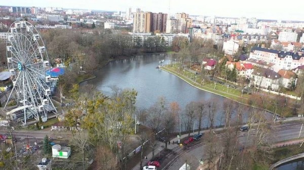 В Калининграде у Верхнего озера девушка пустила в глаза пенсионерке струю газа В Калининграде у Верхнего озера девушка пустила в глаза пенсионерке струю газа