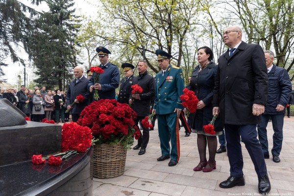 У здания областного правительства открыли памятник ФСБ (фото) У здания областного правительства открыли памятник ФСБ (фото)