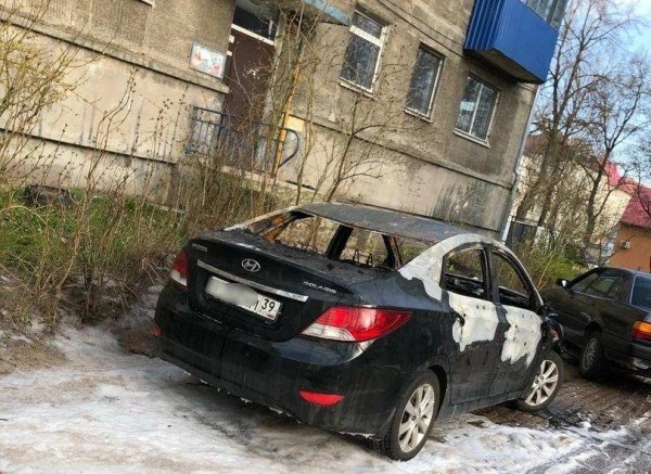 В Советске муж демонстративно сжёг «Хёндэ» своей жены В Советске муж демонстративно сжёг «Хёндэ» своей жены