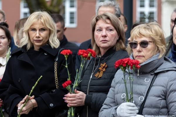 У здания областного правительства открыли памятник ФСБ (фото) У здания областного правительства открыли памятник ФСБ (фото)
