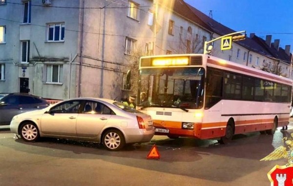 В Калининграде «Ниссан» спровоцировал ДТП с автобусом В Калининграде «Ниссан» спровоцировал ДТП с автобусом