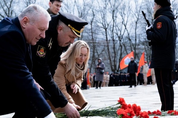 Кадетам школы № 28 предоставлено право открыть региональную акцию «Вахта памяти: Пост №1» на Мемориале 1200 воинам-гвардейцам Кадетам школы № 28 предоставлено право открыть региональную акцию «Вахта памяти: Пост №1» на Мемориале 1200 воинам-гвардейцам
