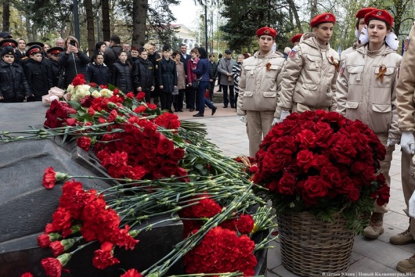 У здания областного правительства открыли памятник ФСБ (фото) У здания областного правительства открыли памятник ФСБ (фото)