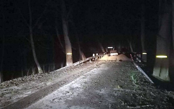Под Калининградом водитель не заметил дорожных работ и врезался в насыпь Под Калининградом водитель не заметил дорожных работ и врезался в насыпь