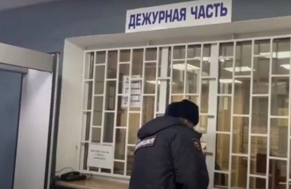 Мужчина с топором и ножом набросился на людей на улице Невского Мужчина с топором и ножом набросился на людей на улице Невского