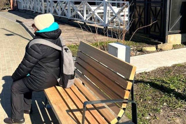 На променаде в Зеленоградске установили новые скамейки
На променаде в Зеленоградске установили новые скамейки