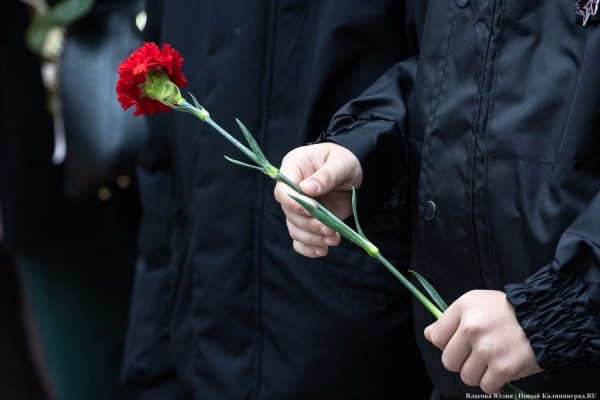У здания областного правительства открыли памятник ФСБ (фото) У здания областного правительства открыли памятник ФСБ (фото)