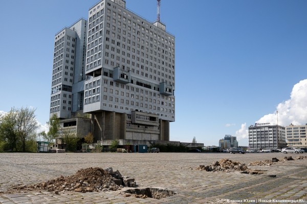 Забор на парковке: Дом Советов начали готовить к сносу (фото)