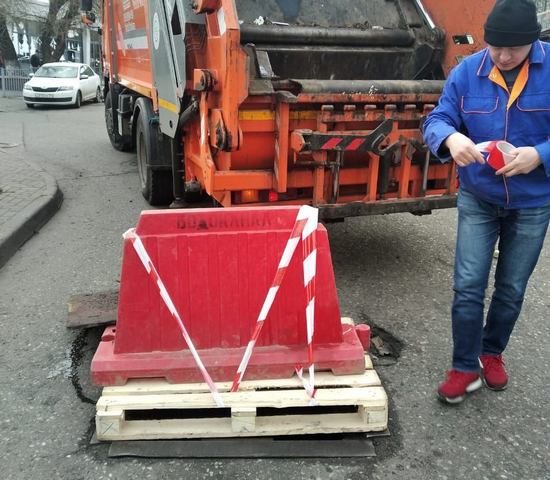 У Северного вокзала мусоровоз открыл заслон в подземелья У Северного вокзала мусоровоз открыл заслон в подземелья