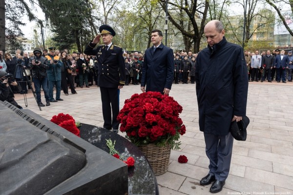 У здания областного правительства открыли памятник ФСБ (фото) У здания областного правительства открыли памятник ФСБ (фото)