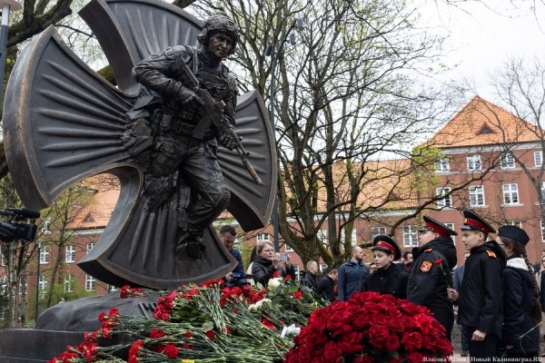 У здания областного правительства открыли памятник ФСБ (фото) У здания областного правительства открыли памятник ФСБ (фото)