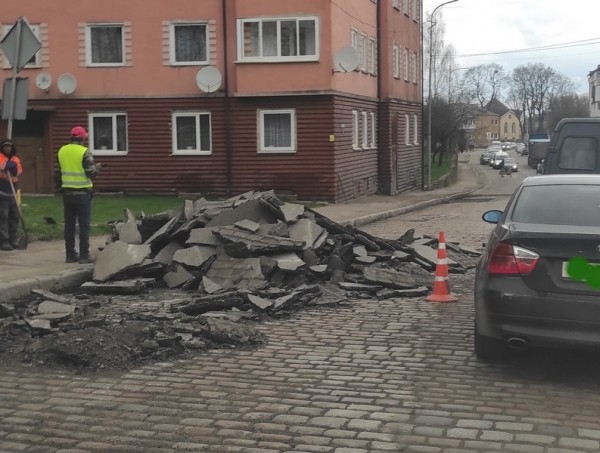 В Черняховске рабочие помогли брусчатке сбросить очередной слой асфальта