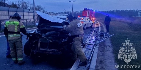 Под Зеленоградском внедорожник снёс десятки метров ограждения (видео)