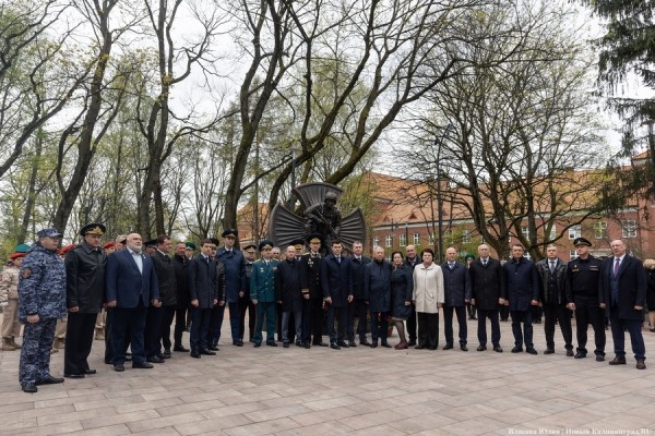 У здания областного правительства открыли памятник ФСБ (фото) У здания областного правительства открыли памятник ФСБ (фото)