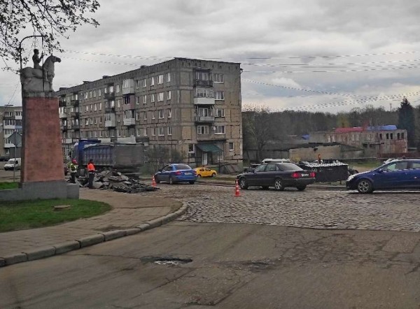 В Черняховске рабочие помогли брусчатке сбросить очередной слой асфальта