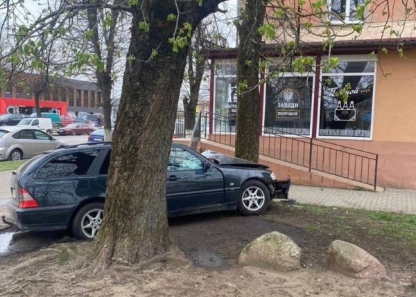 В Советске «Мерседес» с девушкой за рулём чуть не въехал прямо в пивнуху В Советске «Мерседес» с девушкой за рулём чуть не въехал прямо в пивнуху
