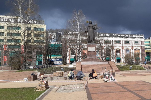 В Калининграде устраняют провалы плитки возле памятника «Мать-Россия»
В Калининграде устраняют провалы плитки возле памятника «Мать-Россия»
