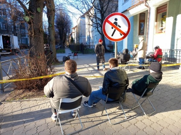 В Калининграде перекрыли улицу и повесили на ней флаги Германии