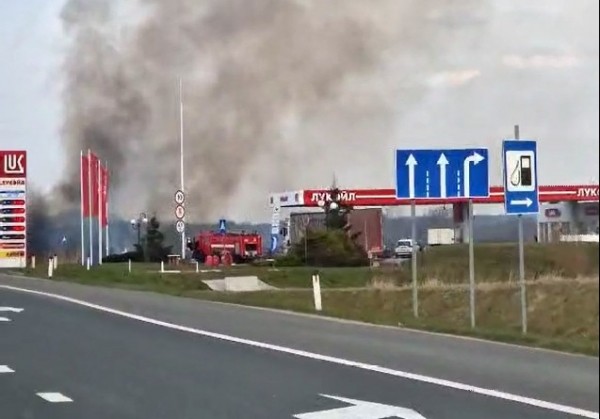 Огонь из-за пала травы подобрался к АЗС &laquo;Лукойл&raquo; под Гвардейском (видео)