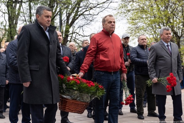 У здания областного правительства открыли памятник ФСБ (фото) У здания областного правительства открыли памятник ФСБ (фото)
