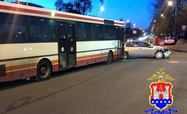 В Калининграде «Ниссан» спровоцировал ДТП с автобусом В Калининграде «Ниссан» спровоцировал ДТП с автобусом