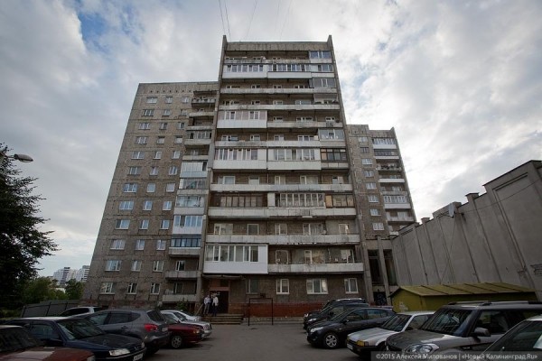 Без инвестиций в трещины: власти восьмой год решают судьбу аварийного дома на Моспроспекте