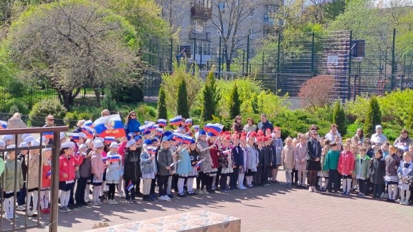 Обучающиеся школ города приняли участие в песенном флешмобе «Этот день Победы…» Обучающиеся школ города приняли участие в песенном флешмобе «Этот день Победы…»