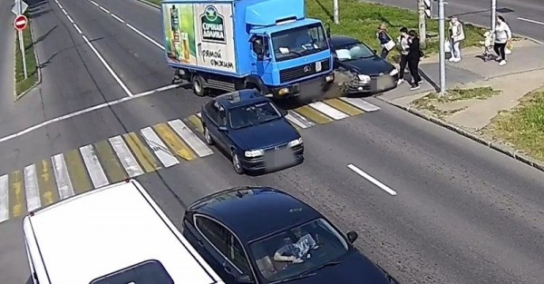 Виновника жёсткого наезда на людей вычисляют по видео &laquo;Безопасного города&raquo;