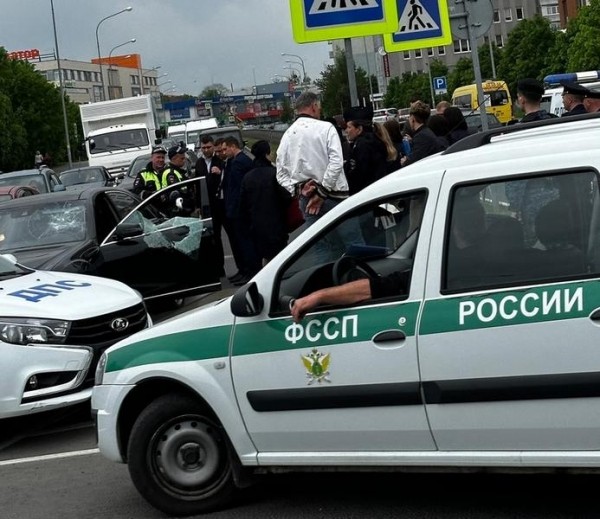 На Сельме элитному «Мерседесу» выбили стекло при задержании водителя На Сельме элитному «Мерседесу» выбили стекло при задержании водителя
