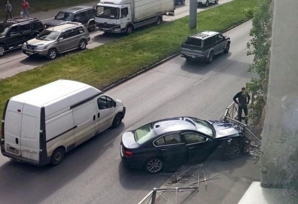 В Калининграде пешеход родился заново после выталкивания БМВ на тротуар