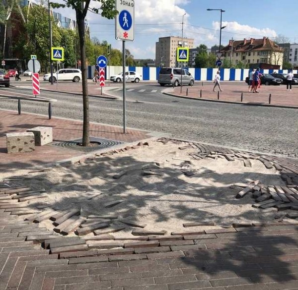 В центре Калининграда разрушается пешеходная улица В центре Калининграда разрушается пешеходная улица